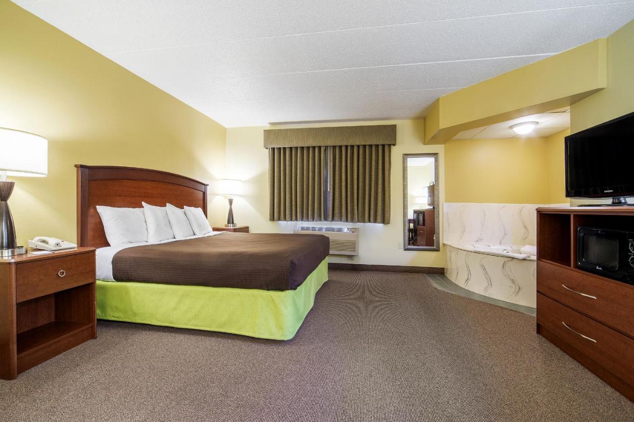 AmericInn by Wyndham Sioux Falls has Jacuzzi suites