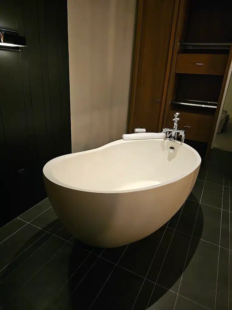 Andaz 5th Avenue has suites with spa tubs