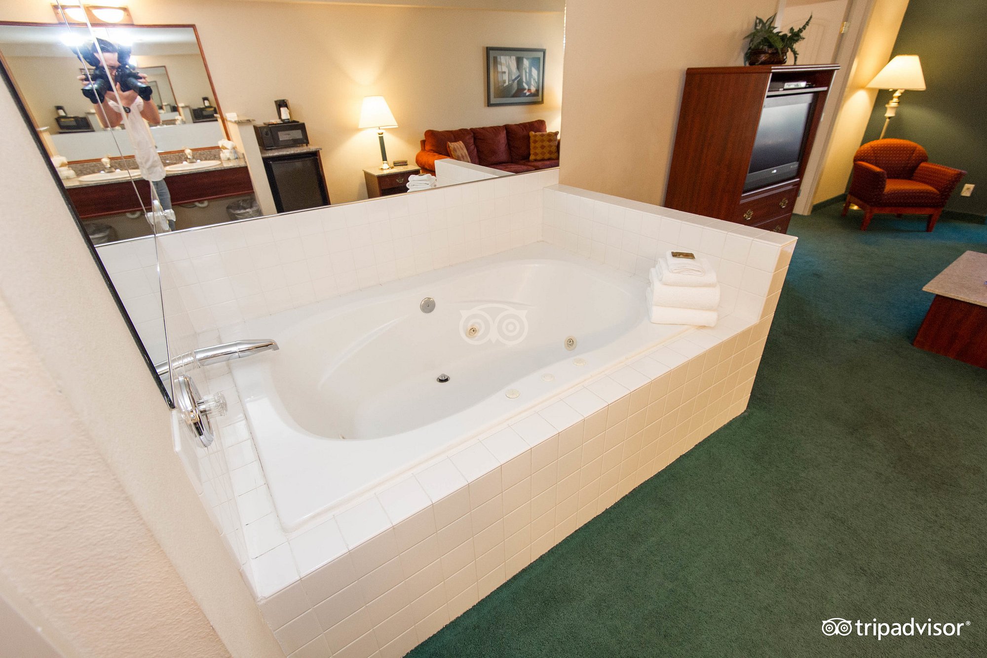 Ashley Inn and Suites has Jacuzzi suites