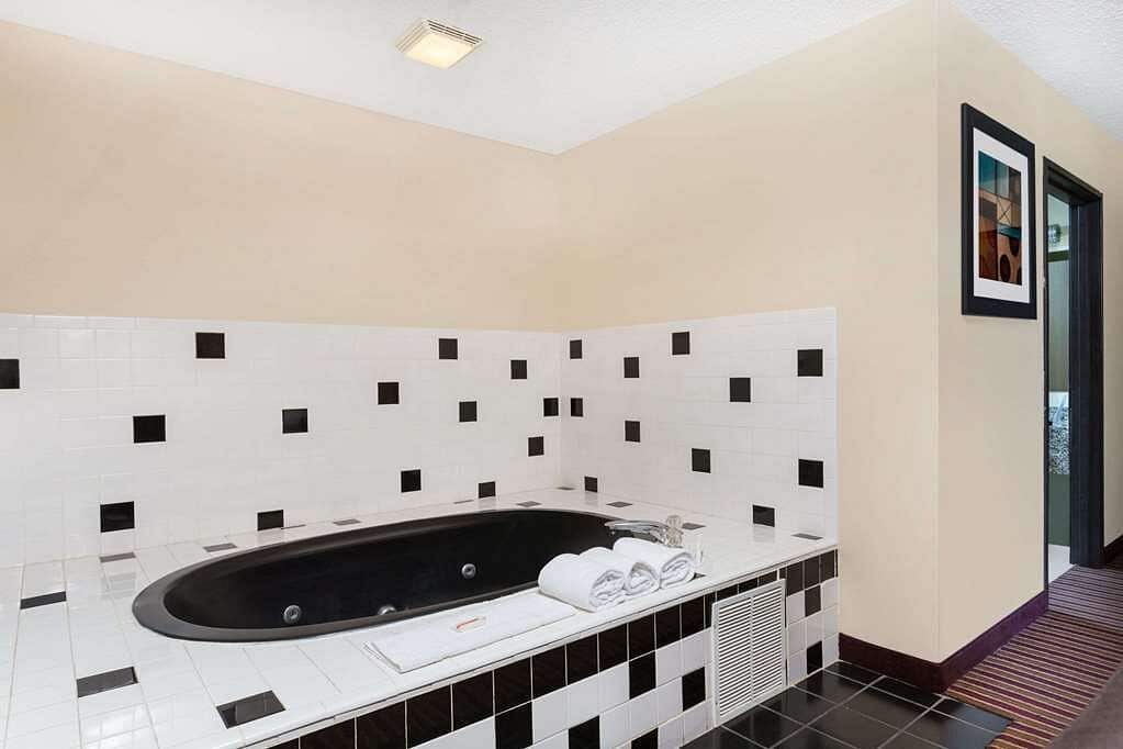 Baymont by Wyndham Bowling Green has Jacuzzi suites