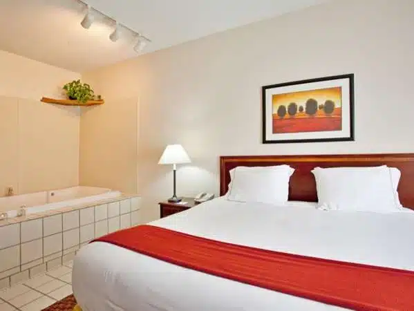 Baymont by Wyndham Merrillville has Jacuzzi suites