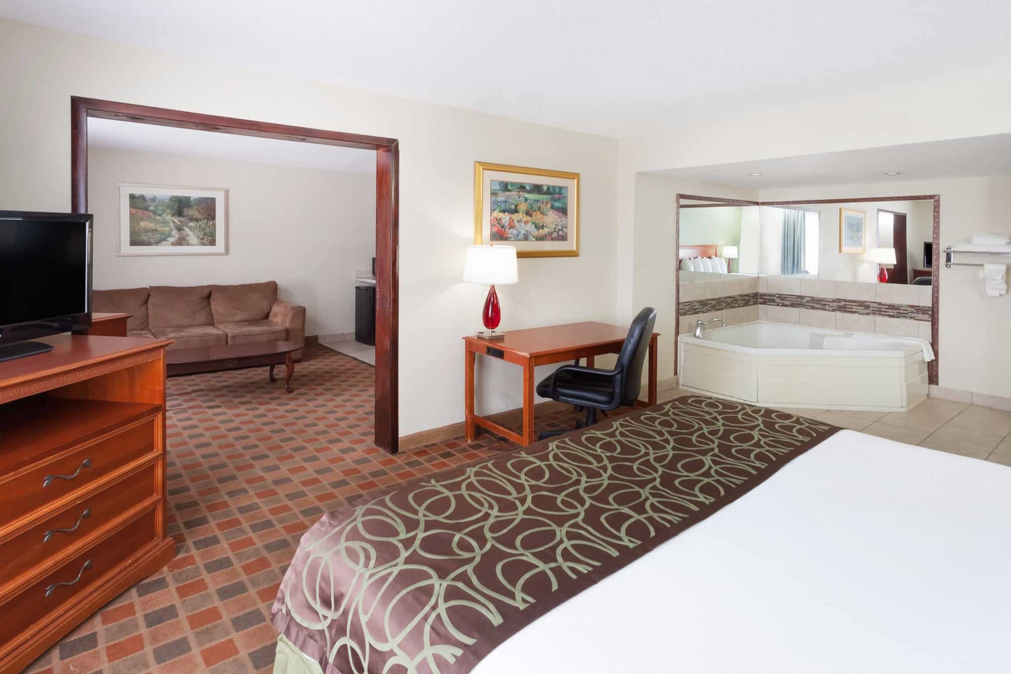 Baymont by Wyndham Peoria has Jacuzzi suites