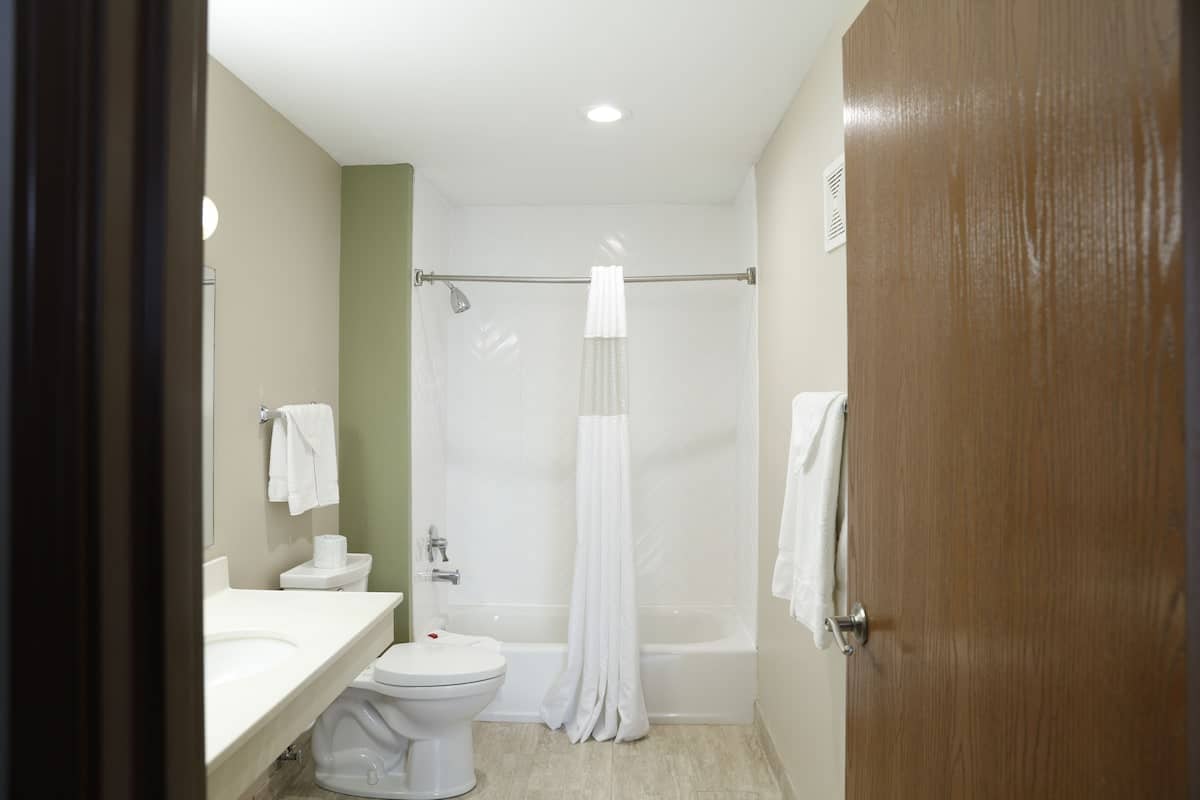 Baymont by Wyndham Rockford has suite with hot tub