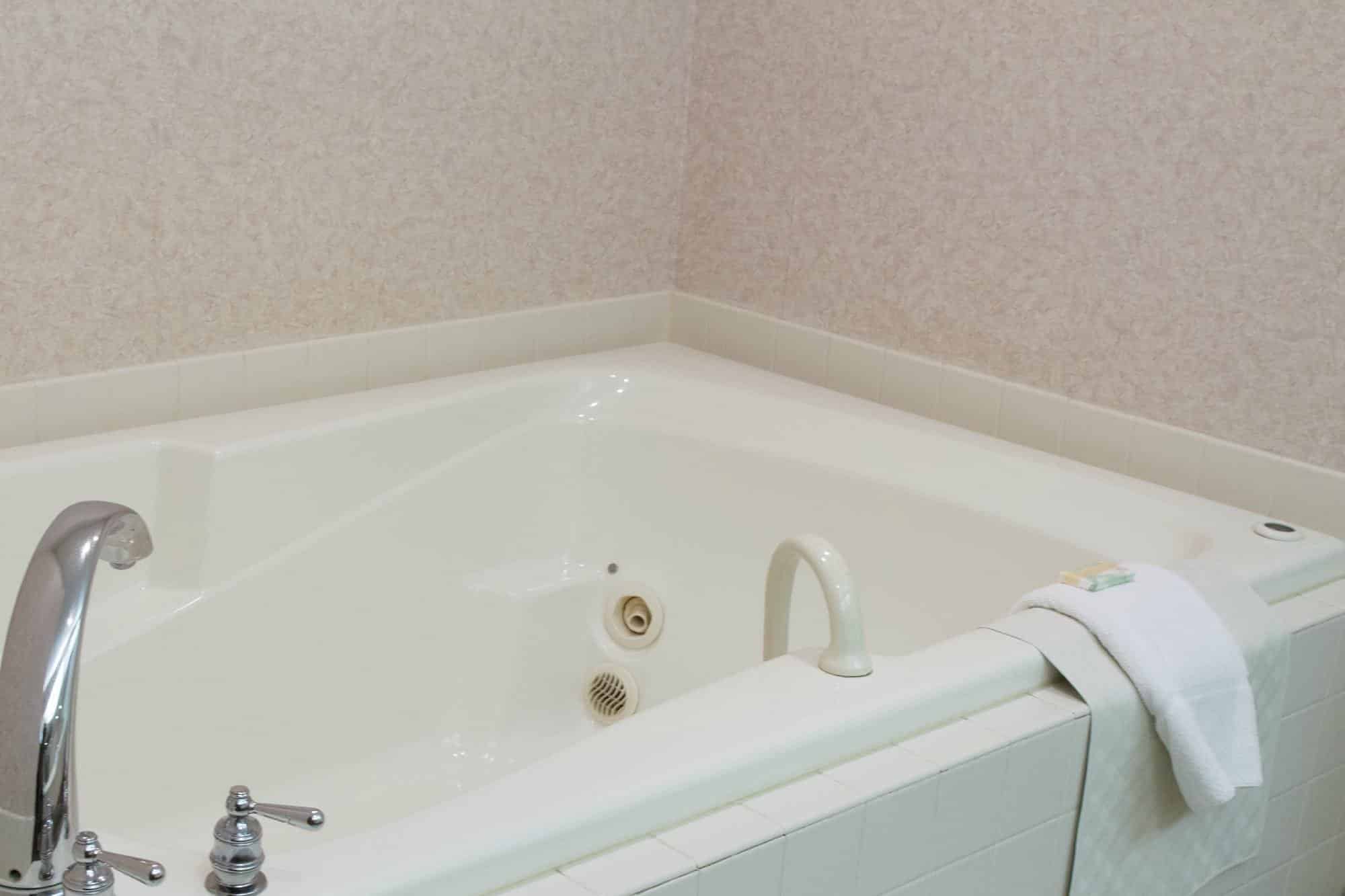 Baymont by Wyndham Sioux Falls North/I-29 has Jacuzzi suites