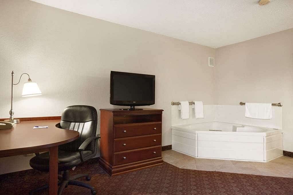 Baymont by Wyndham Sioux Falls has Jacuzzi suites