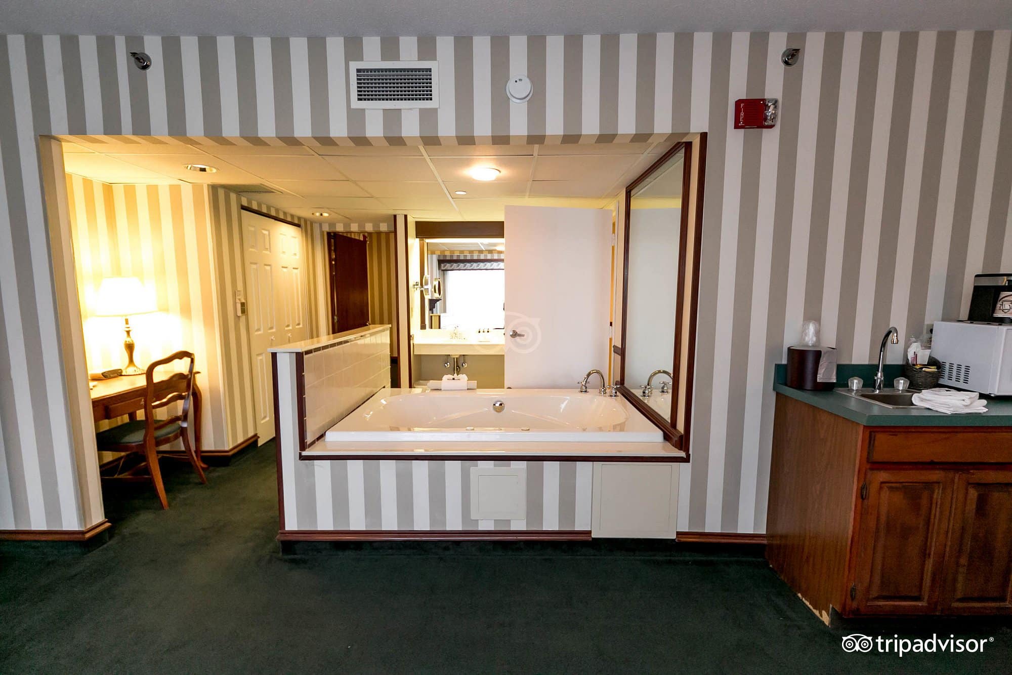 Bayshore Resort has Jacuzzi suites