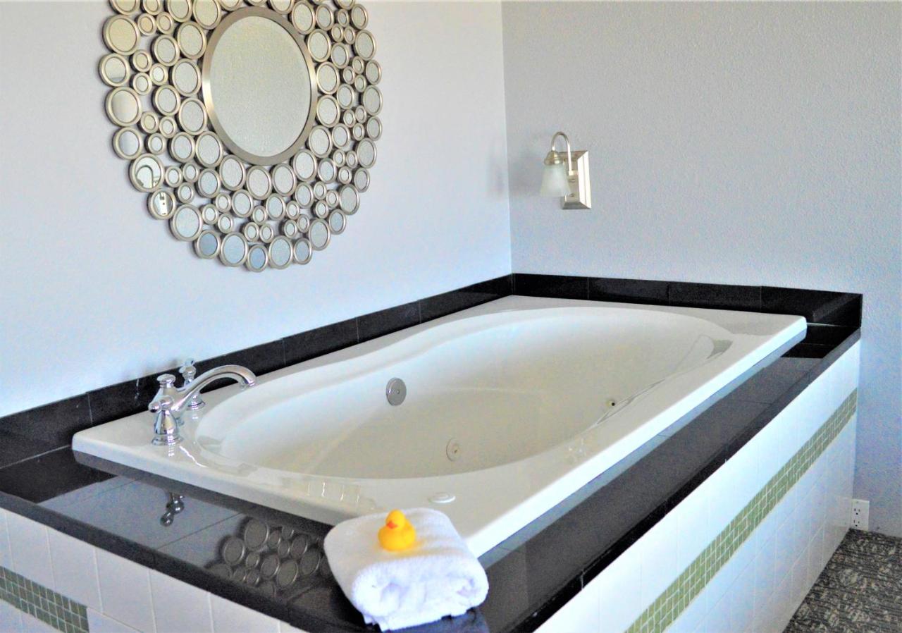 Beachfront Manor has Jacuzzi suites