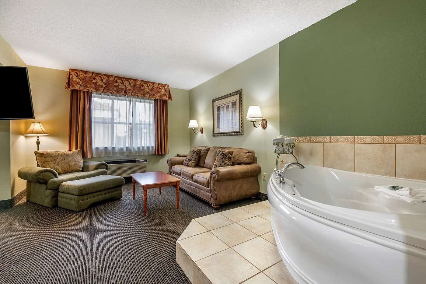 Best Western Gateway Grand has Jacuzzi suites