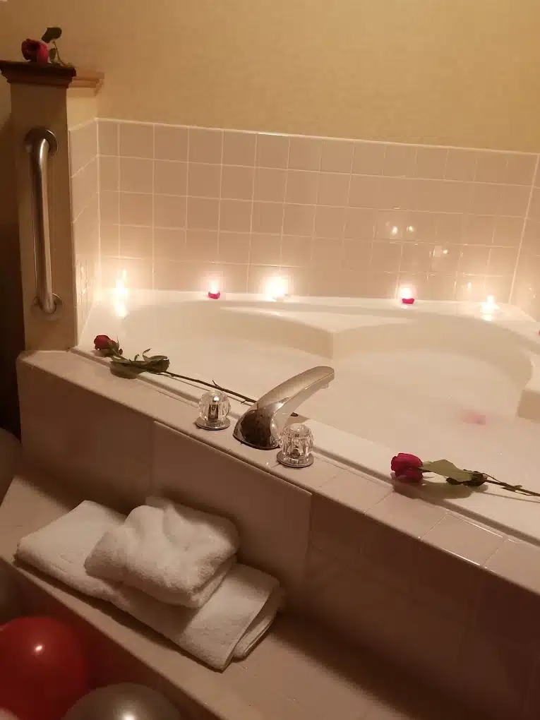 Best Western Plus Executive Court Inn & Conference Center has Jacuzzi suites