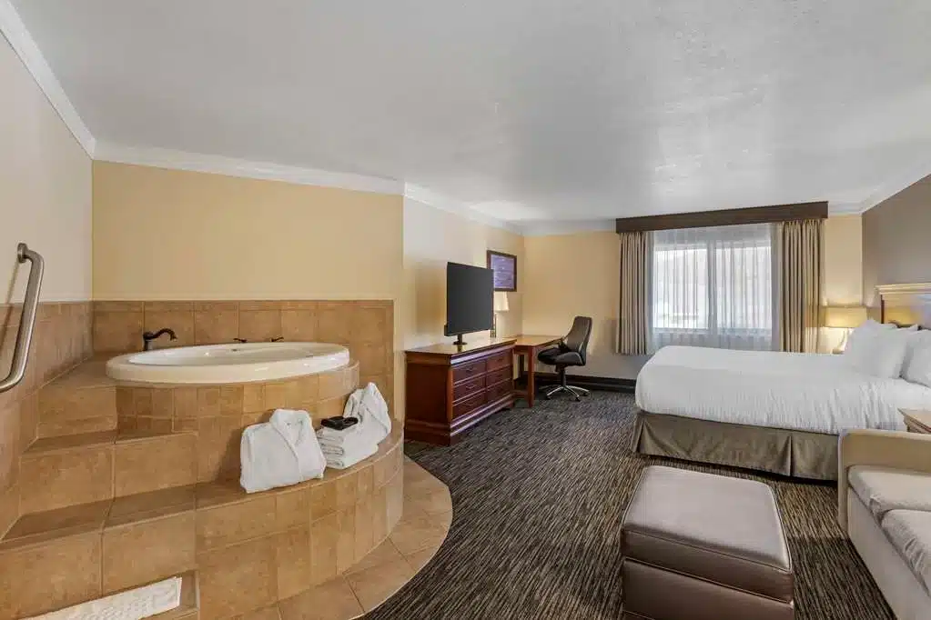 Best Western Plus Landmark Inn Lincoln City has Jacuzzi suites