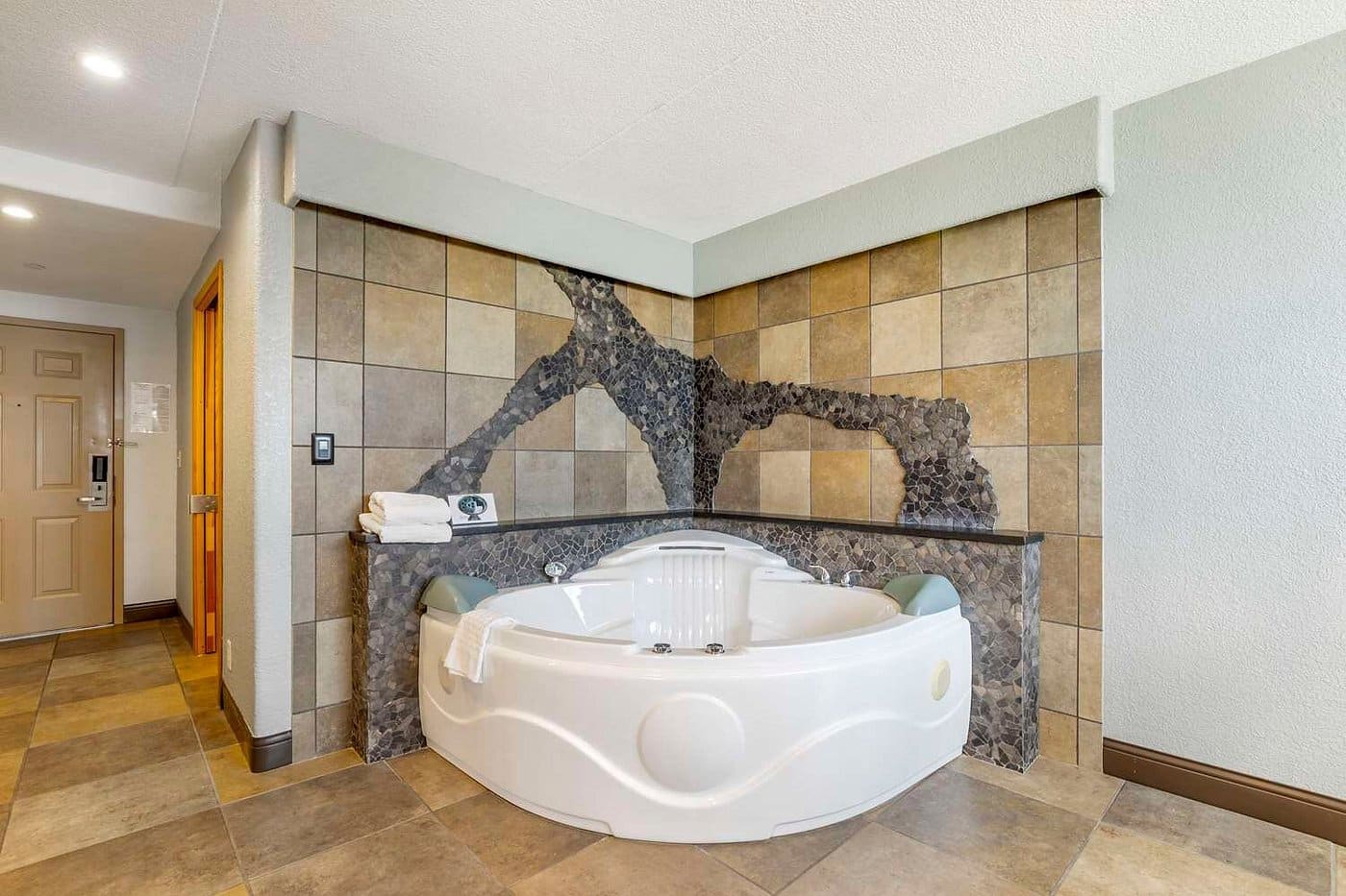 Best Western Plus Longbranch Hotel & Convention Center has Jacuzzi suites