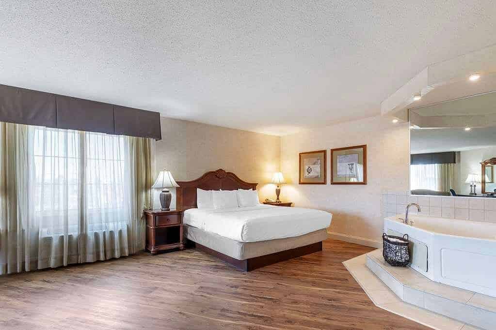 Best Western Plus Steeplegate Inn has Jacuzzi suites