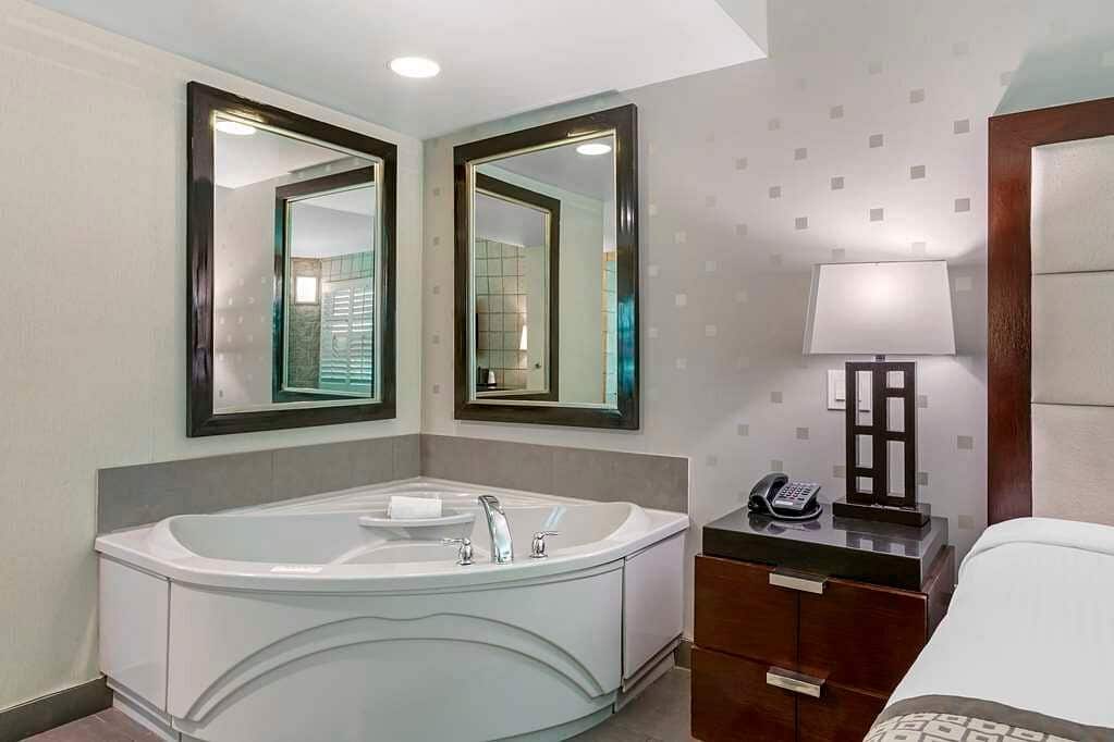Best Western Plus Sundial has Jacuzzi suites