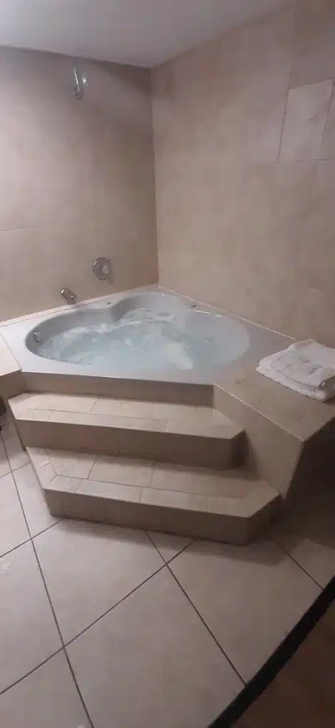 Best Western Space Shuttle Inn has Jacuzzi suites
