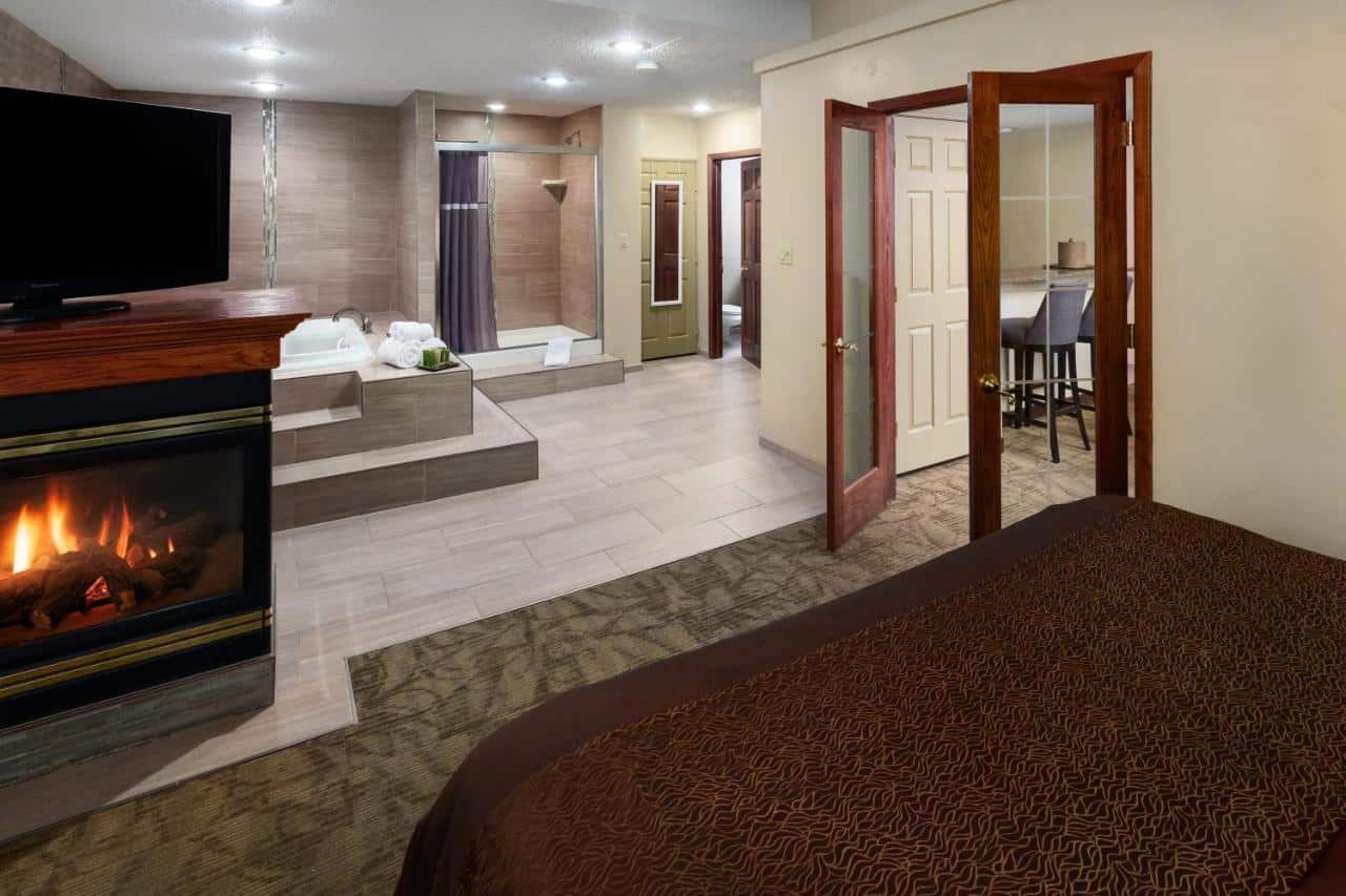 Bismarck Hotel and Conference Center has Jacuzzi suites