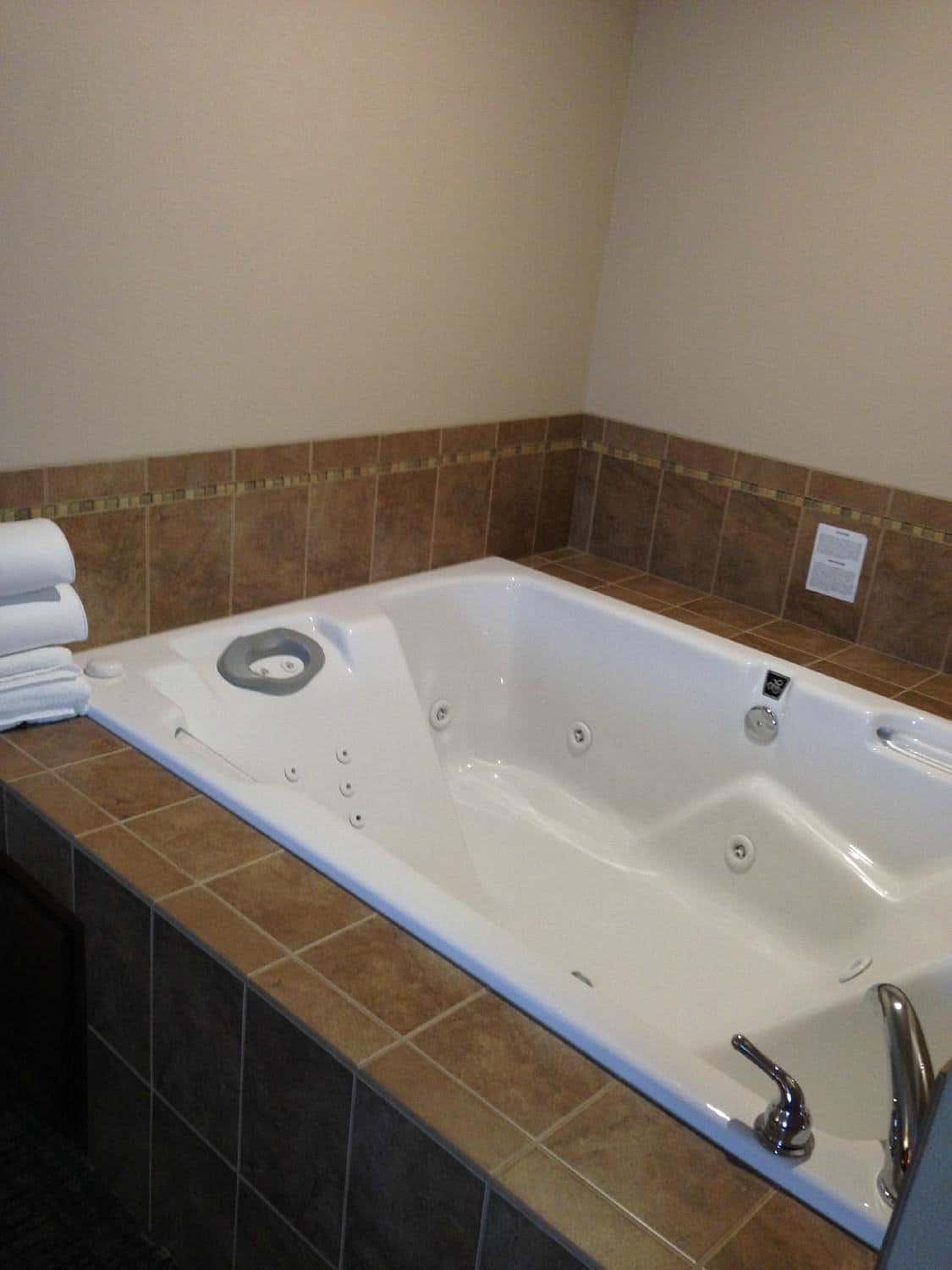 Bismarck Motor Motel has Jacuzzi suites