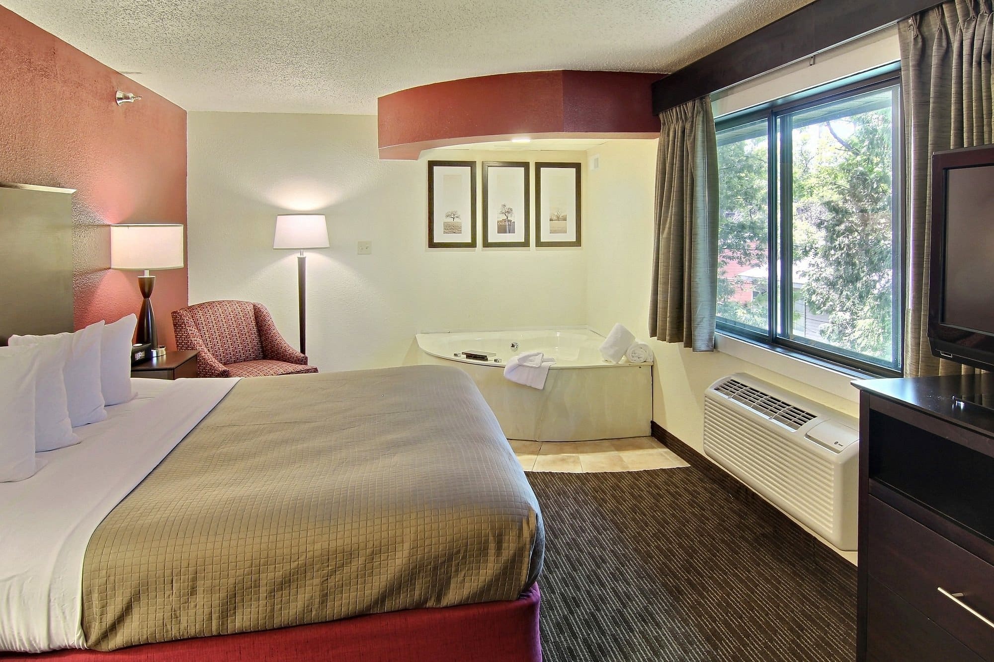 Blossom Hotel & Suites Traverse City has Jacuzzi suites