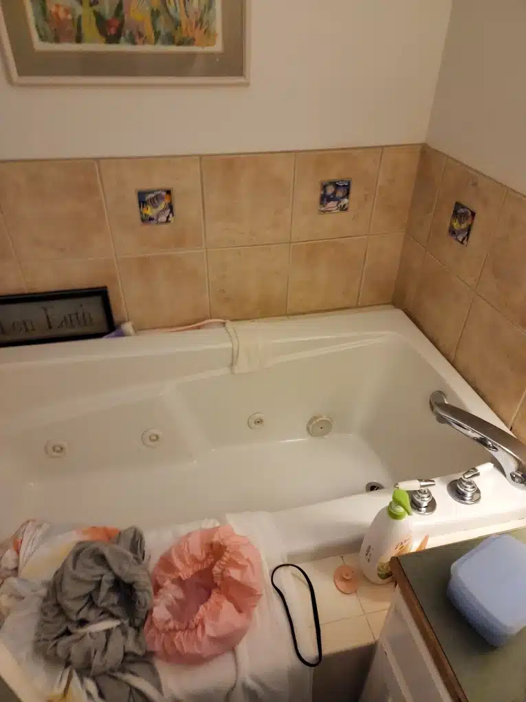 By the Waves has Jacuzzi suites