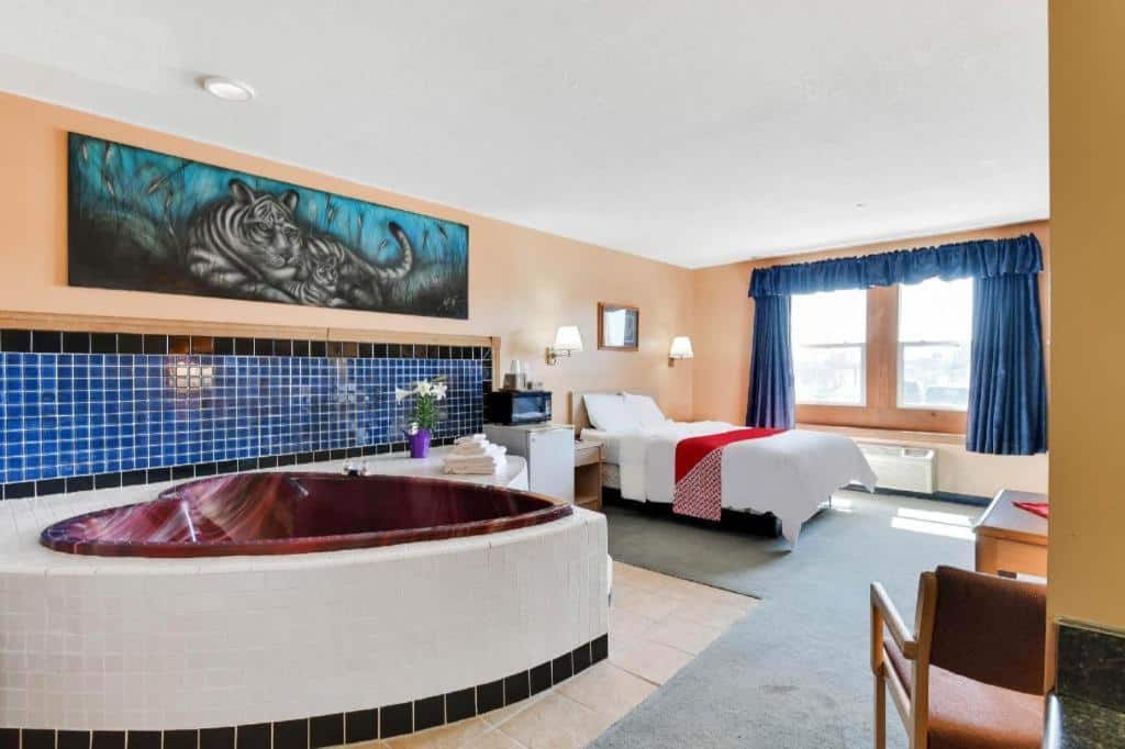Casa Loma Inn & Suites by OYO Davenport IA near I-80 has Jacuzzi suites