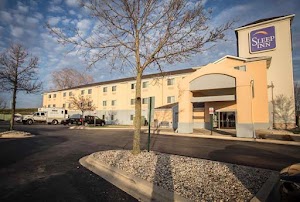 Rockford Hotels with Jacuzzi in Room