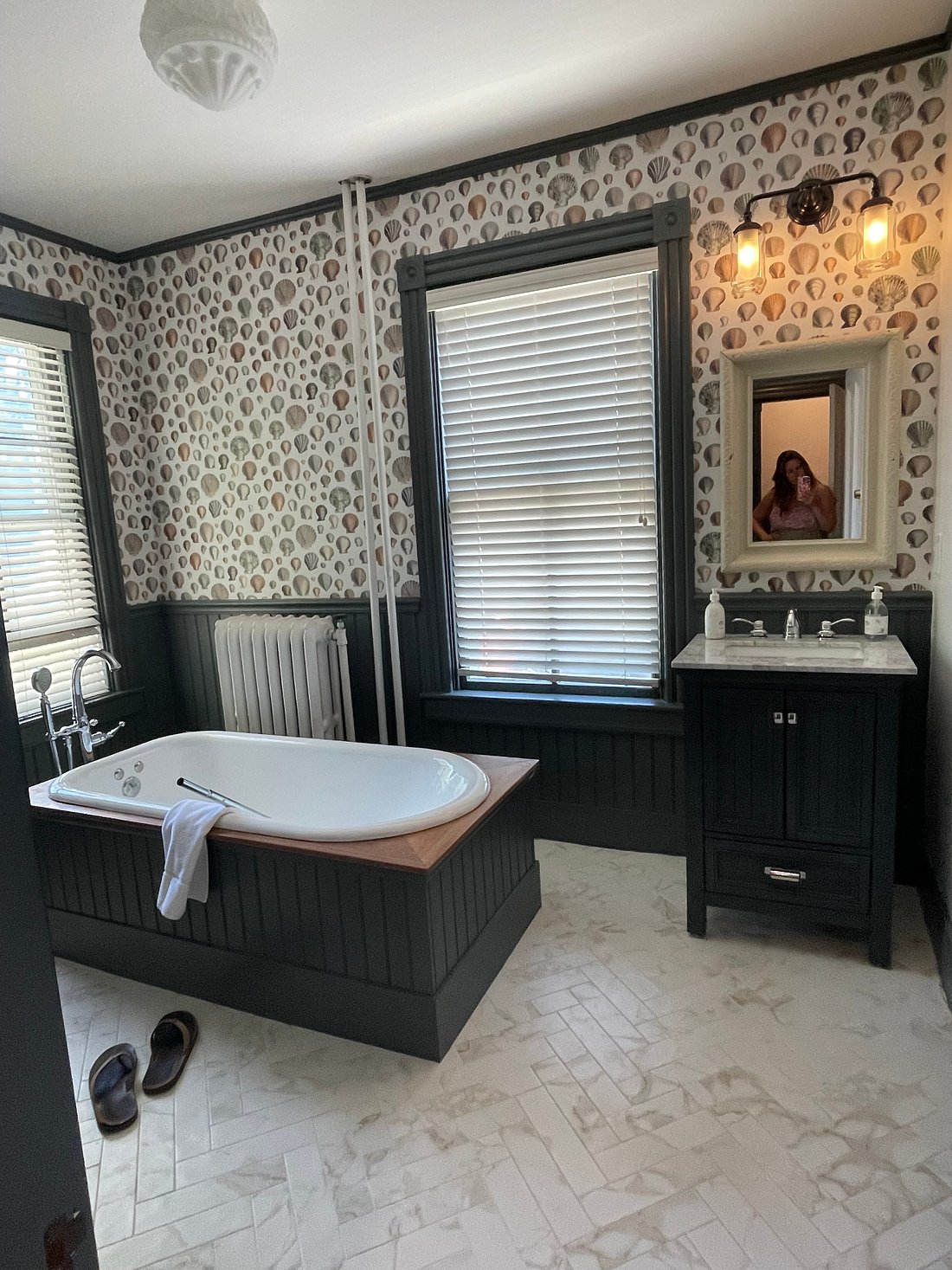 Chart House Inn has Jacuzzi suites