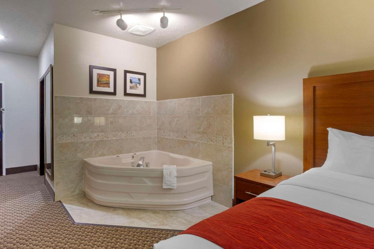 Comfort Inn Hobart - Merrillville has Jacuzzi suites