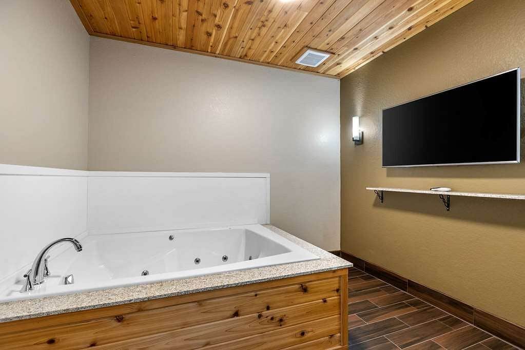 Comfort Inn & Suites Cedar Rapids CID Eastern Iowa Airport has Jacuzzi suites