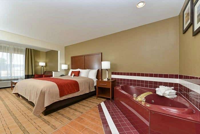 Comfort Inn & Suites Cedar Rapids North - Collins Road has Jacuzzi suites