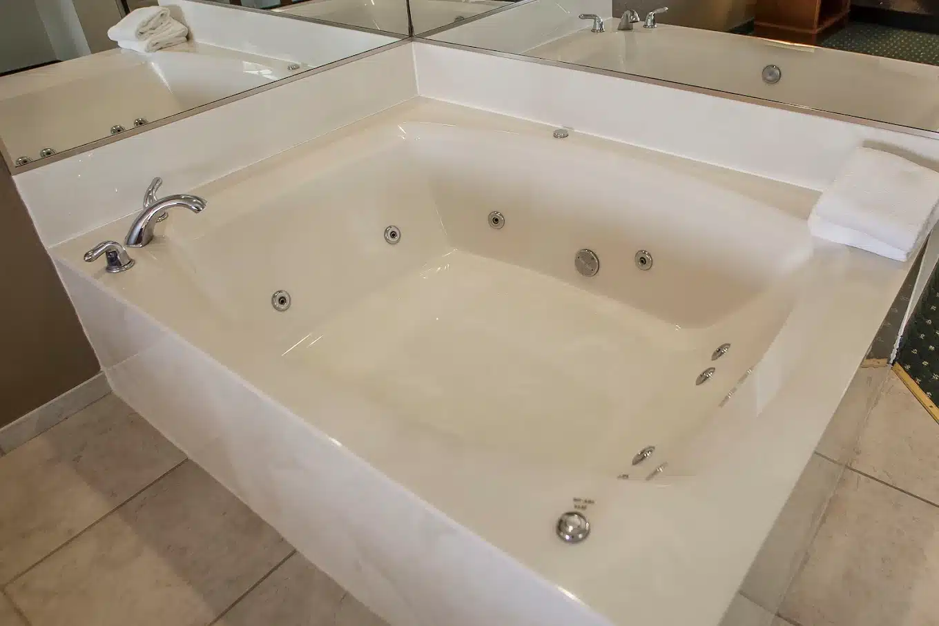 Comfort Inn & Suites Davenport - Quad Cities has Jacuzzi suites