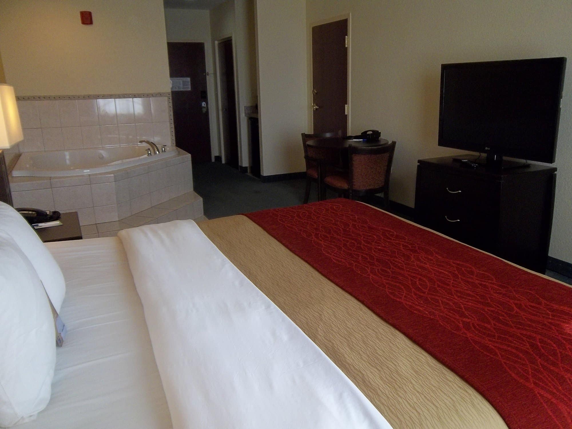Comfort Inn & Suites Northeast - Gateway has Jacuzzi suites