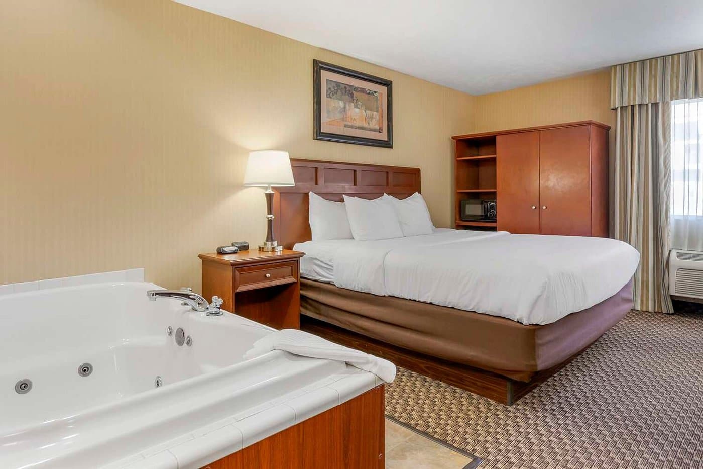 Comfort Inn Traverse City has Jacuzzi suites