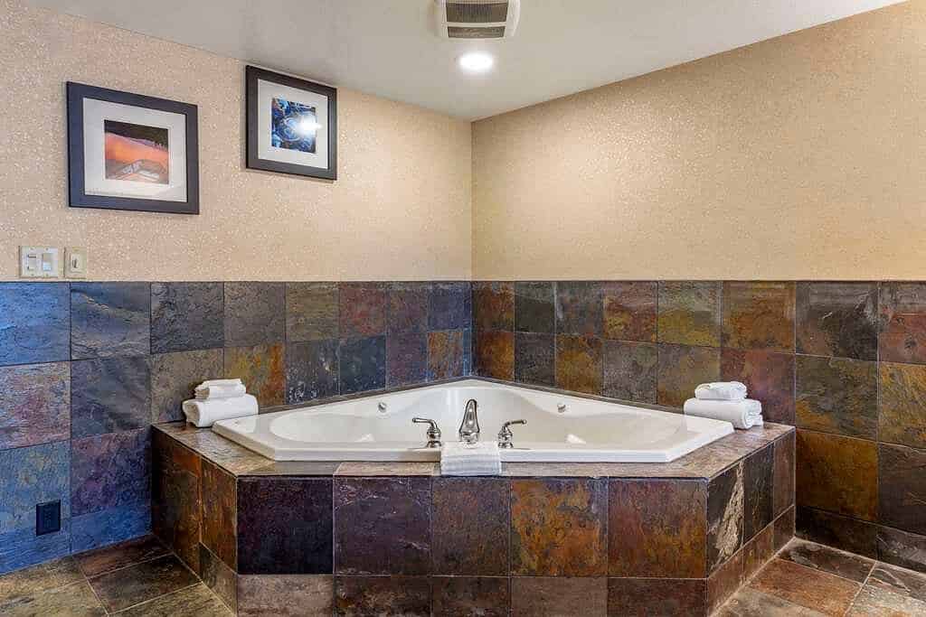 Comfort Inn and Suites Lincoln City has Jacuzzi suites