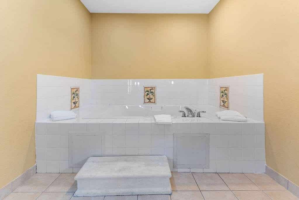 Comfort Suites Findlay has Jacuzzi suites