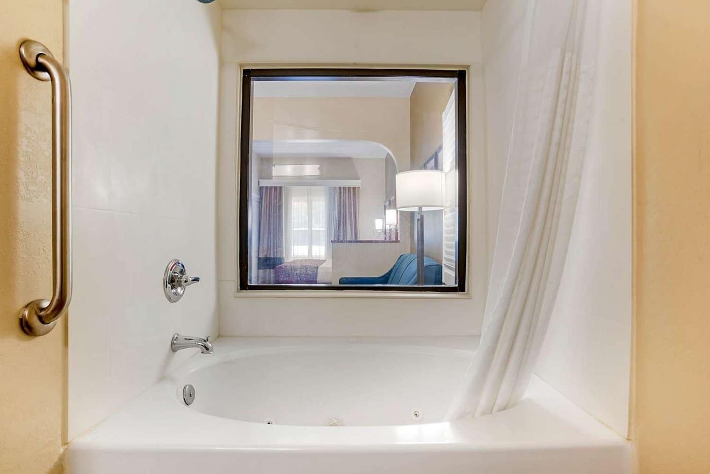 Comfort Suites Tallahassee Downtown has Jacuzzi suites