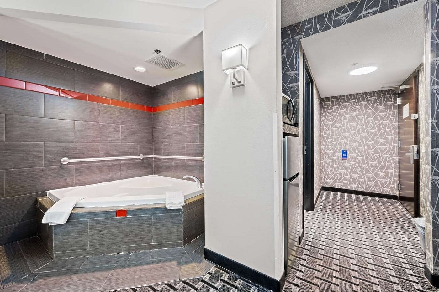 Comfort Suites Williamsburg Historic Area has Jacuzzi suites