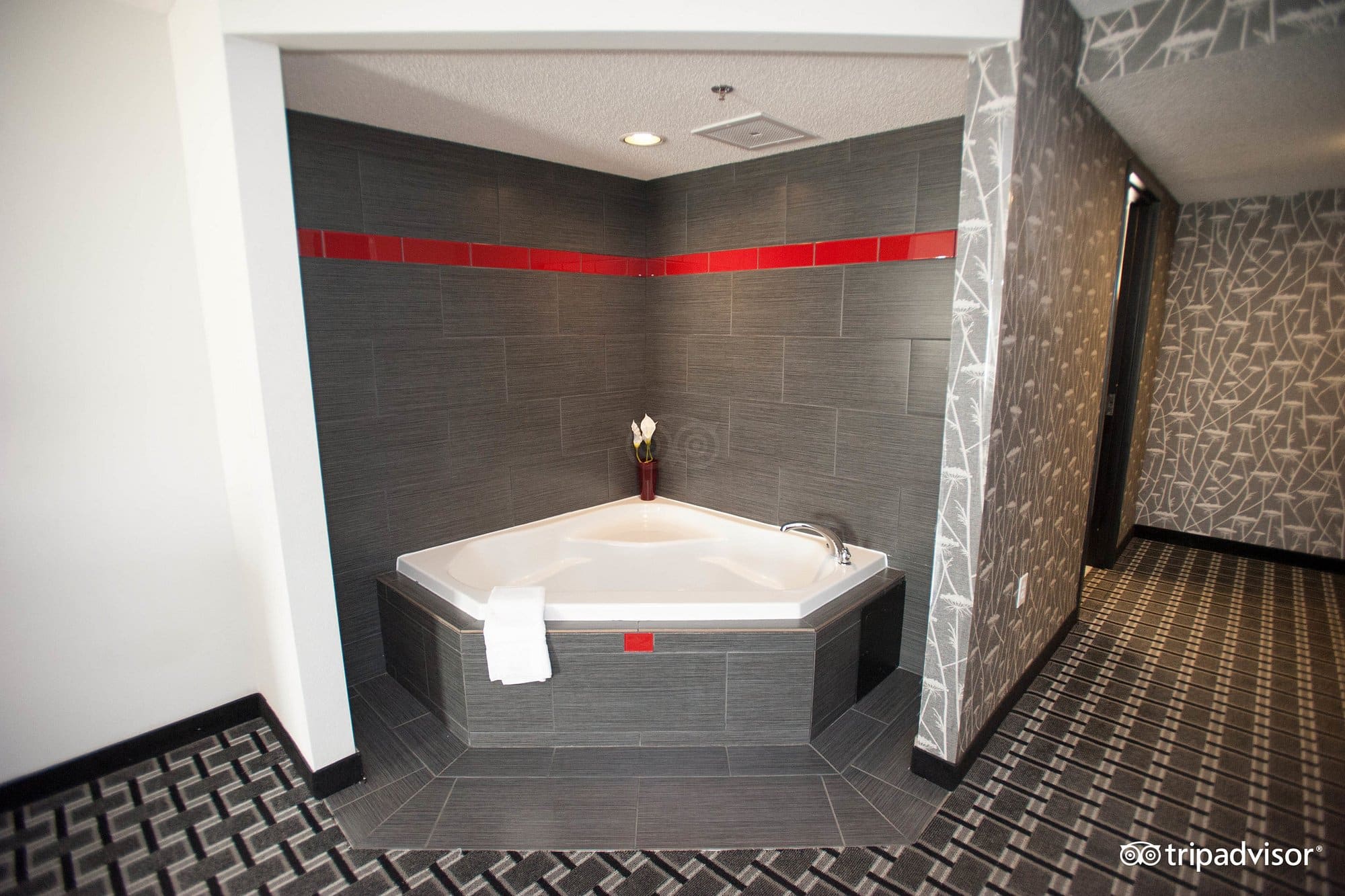 Comfort Suites Williamsburg Historic Area has Jacuzzi suites