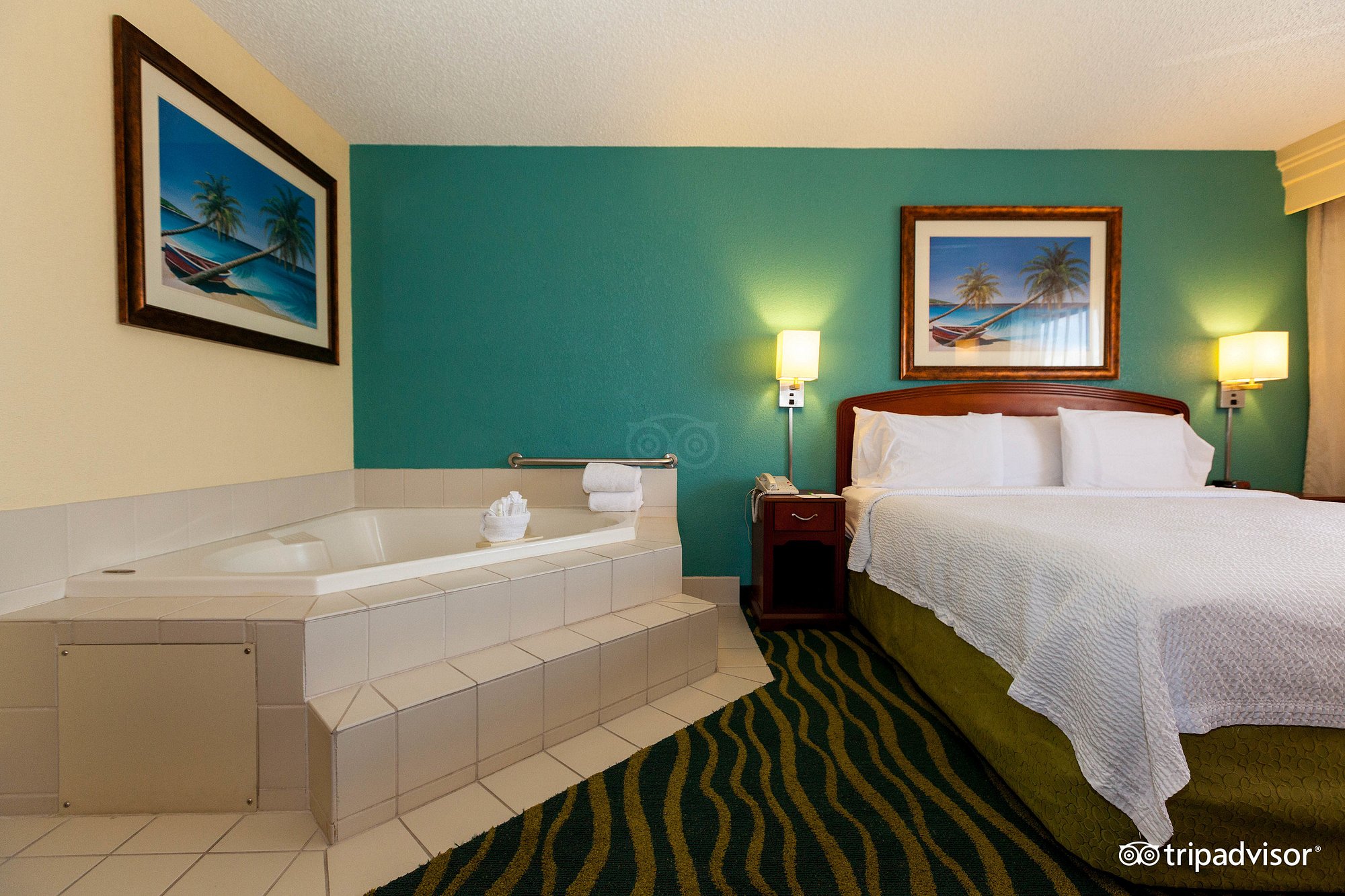 Courtyard Key West Waterfront has Jacuzzi suites