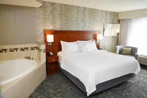 Courtyard Sioux Falls has Jacuzzi suites
