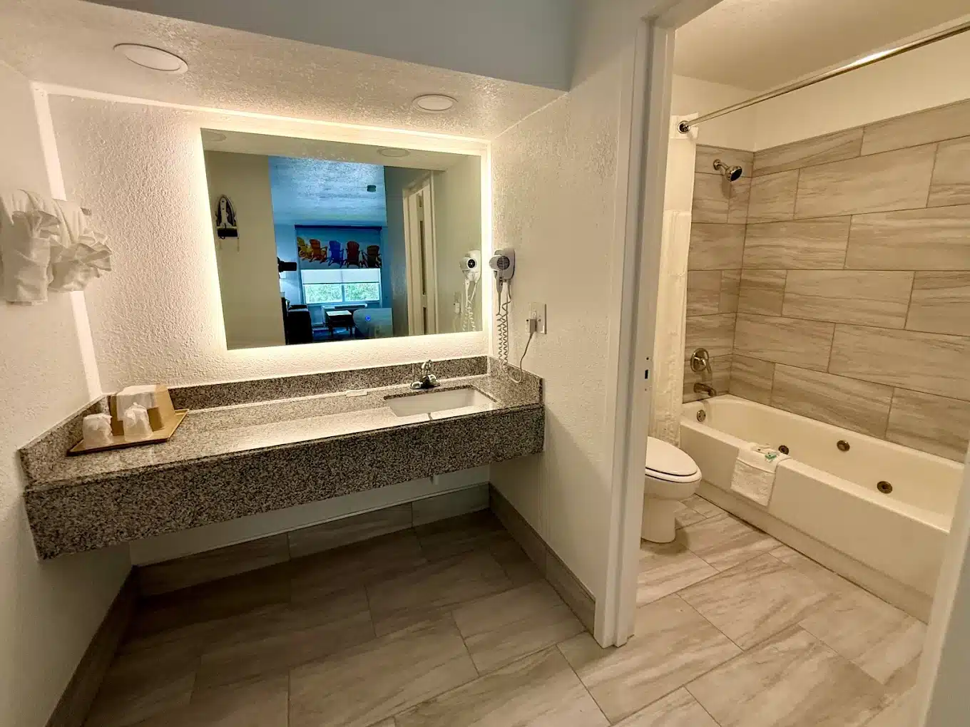 Days Inn By Wyndham Eglin Afb has Jacuzzi suites