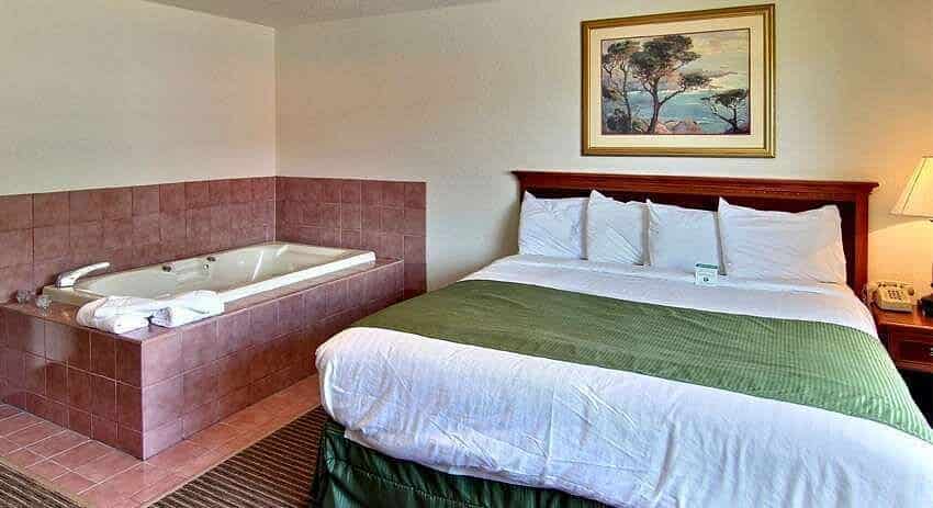 Days Inn & Suites by Wyndham Traverse City has Jacuzzi suites
