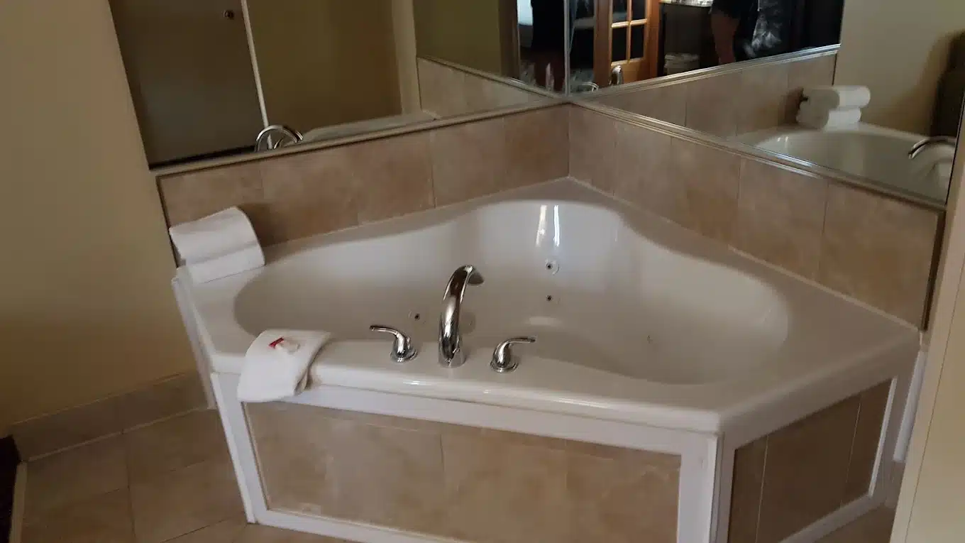Days Inn by Wyndham Bismarck has Jacuzzi suites