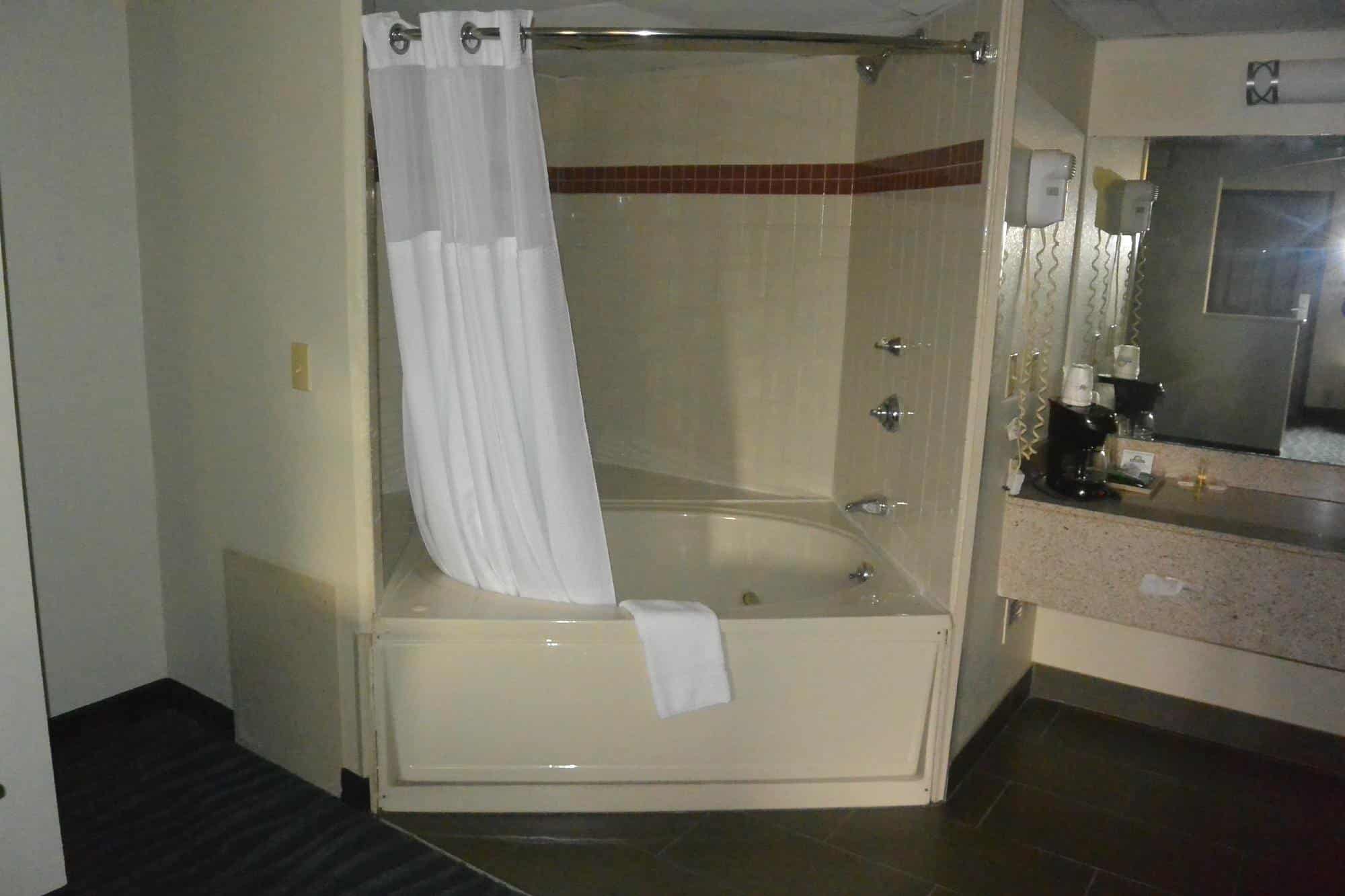 Days Inn by Wyndham Clarksville North has Jacuzzi suites