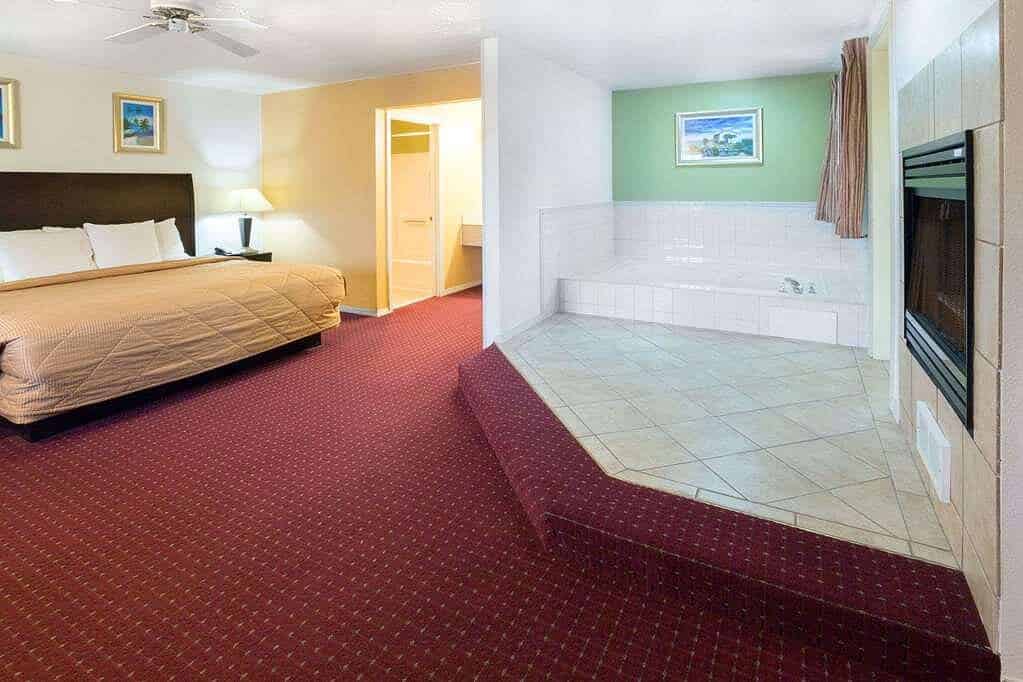 Days Inn by Wyndham Newport OR has Jacuzzi suites