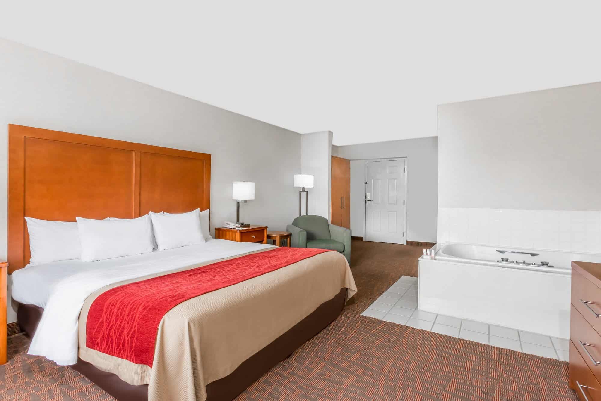 Days Inn by Wyndham Williamsburg Historic Area has Jacuzzi suites