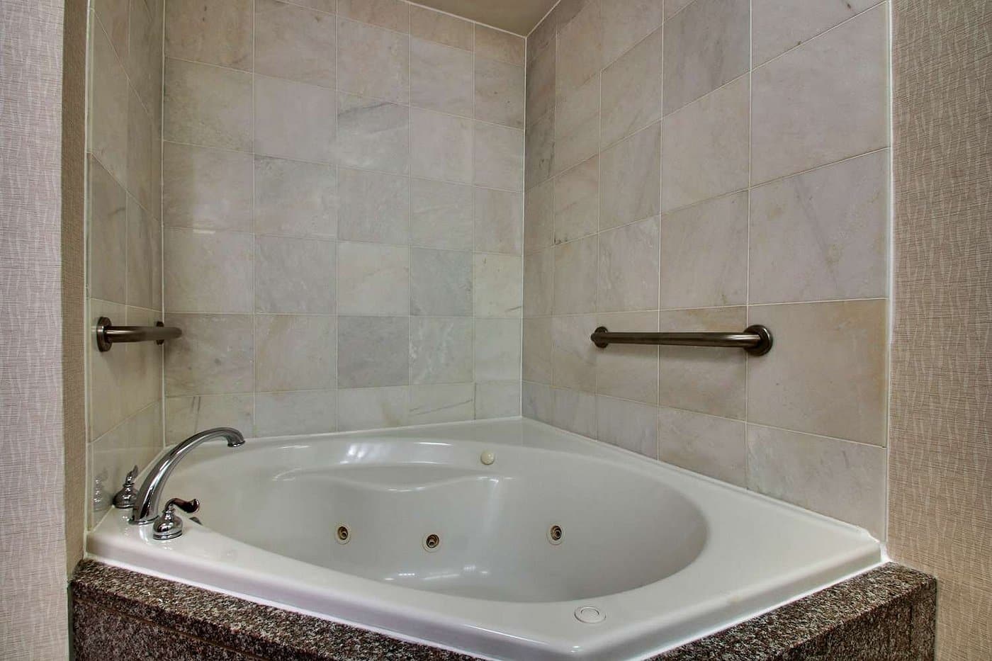 Drury Inn & Suites Findlay has Jacuzzi suites