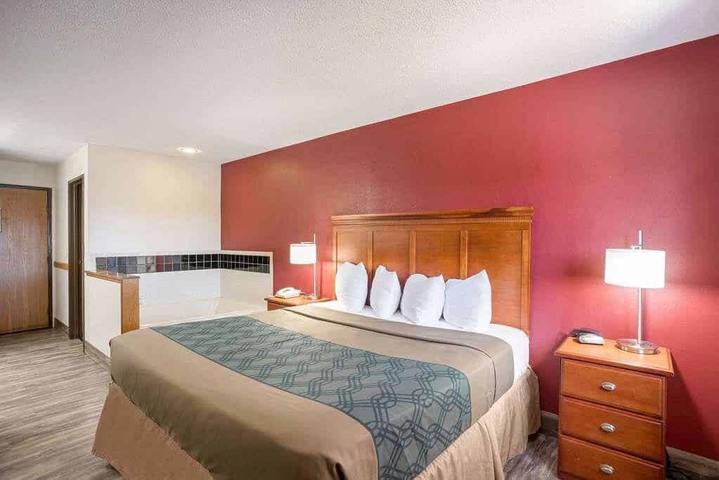 Econo Lodge Cedar Rapids has Jacuzzi suites