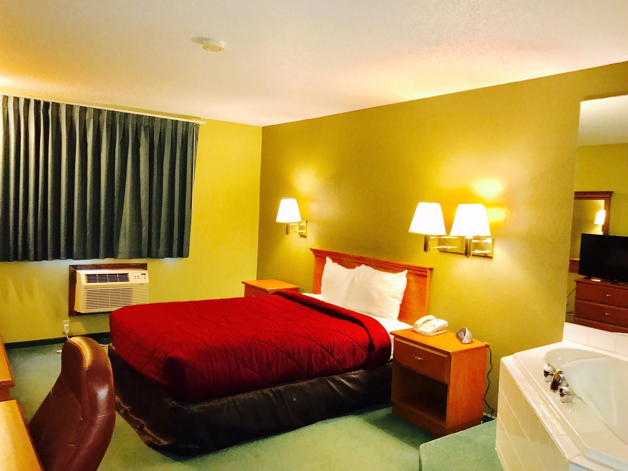 Econo Lodge North has Jacuzzi suites