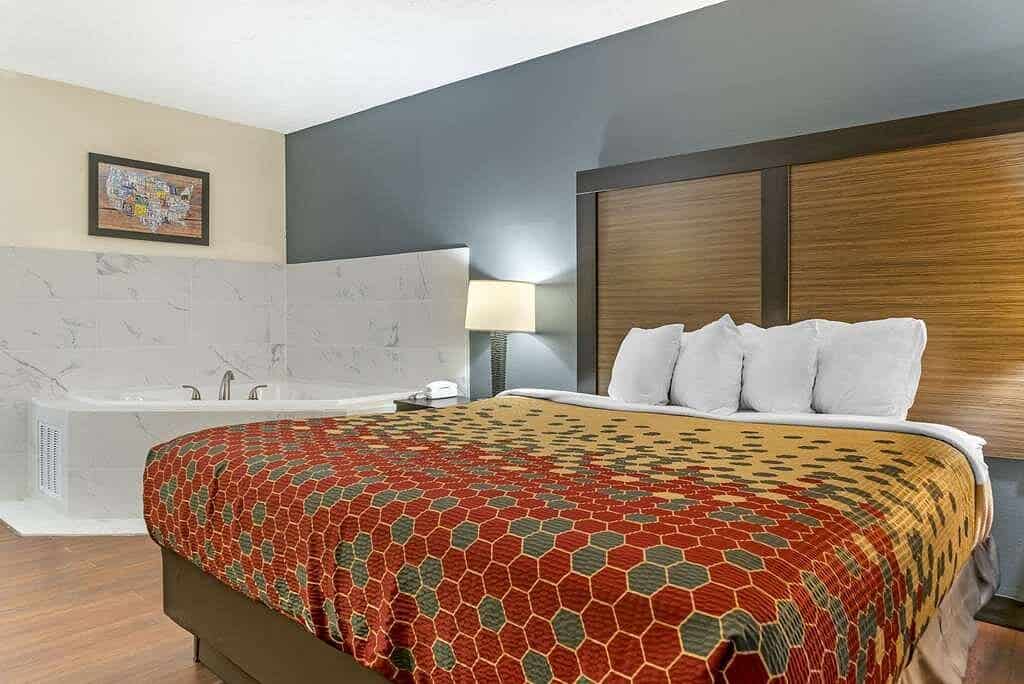 Econo Lodge Traverse City has Jacuzzi suites