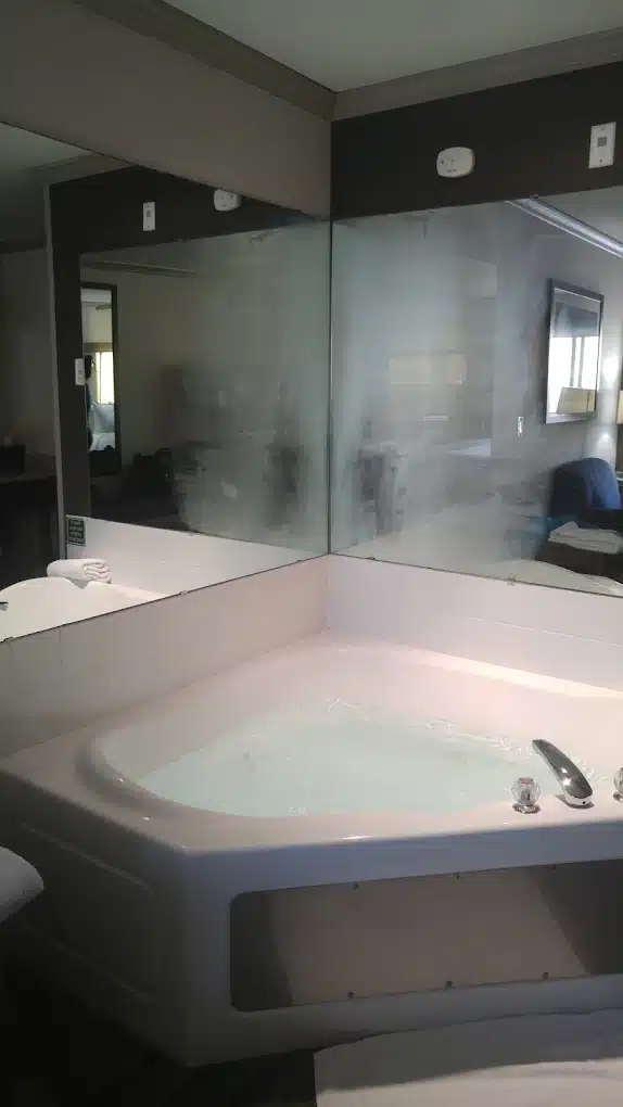 Elizabeth Oceanfront Suites has Jacuzzi suites