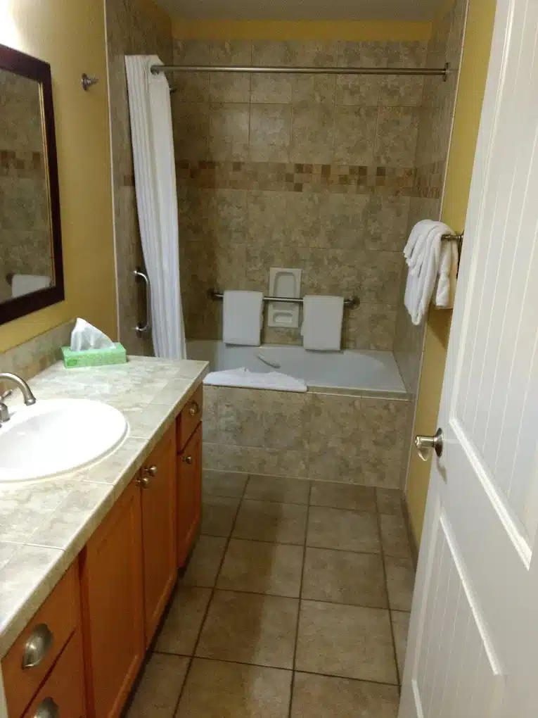 Embarcadero Resort Hotel and Marina has Jacuzzi suites